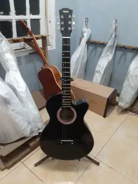 Gitar akustik hitam