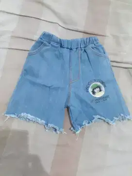 Di jual celana pendek anak. Bahan  jeans. Bahan bagus