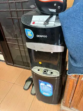 Dispenser panas dingin merk Denpoo