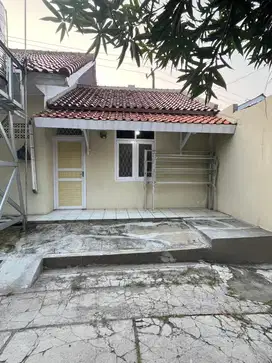 DISEWAKAN RUMAH COCOK UNTUK MESS KARYAWAN PER/TAHUN LOKASI STRATEGIS