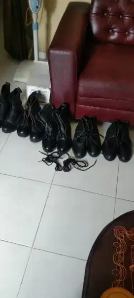 Sepatu dinas kerja