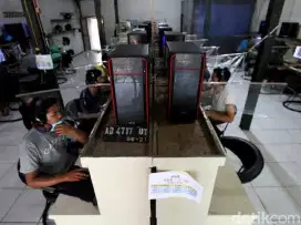 Pegawai serabutan jaga toko rental PS game online, konter HP