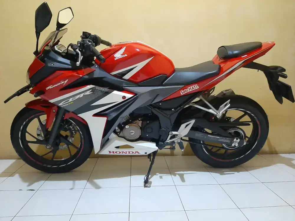 Honda CBR150R Racing Red