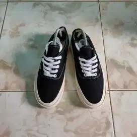 Sepatu Sneaker Vans Low