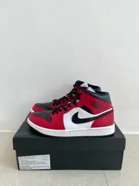 NIKE AIR JORDAN 1 MID CHICAGO BLACK TOE