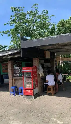 Menjaga Warung Kopi