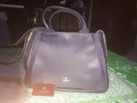 Tas selempang merk Aigner ori