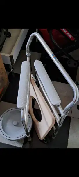Kursi utk buang air besar merk GEA