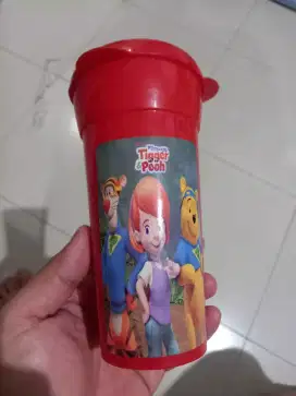 Di  jual  tumbler  buat  minum.  Ada  tutup nya.