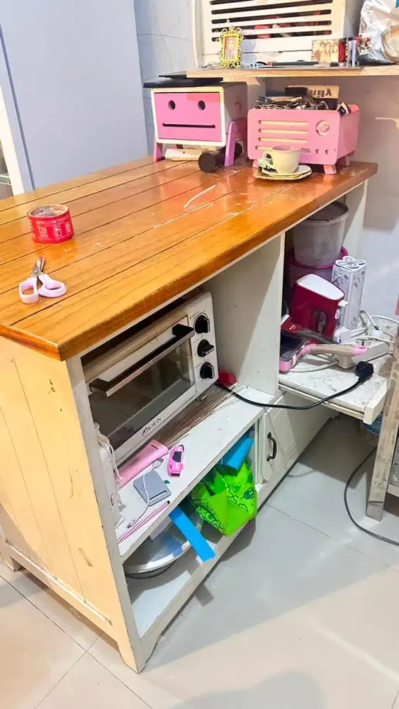 Meja makan Livien jaul cepat