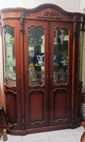 lemari pajangan