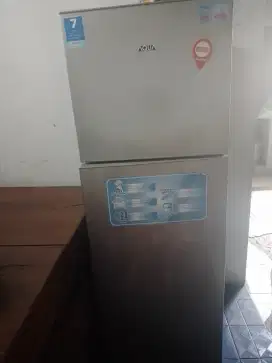 Jual cepat kulkas 2 pintu merk Aqua full mulus