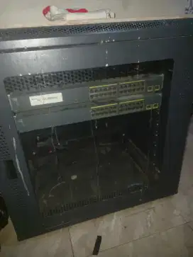 Lemari server dan hub