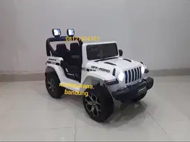 Mobil aki Jeep Off Road PMB M 8288 remote Putih