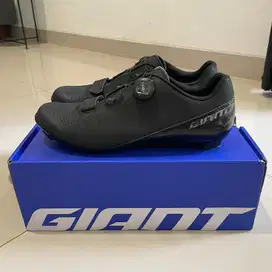 Sepatu Cleat Giant Surge Comp Black