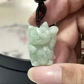 sp1165 Liontin Giok Jadeite Ukiran Maneki Neko Bersertifikat Grade A