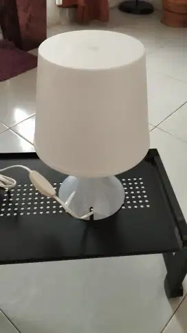Papan laptop besi dan lampu belajar