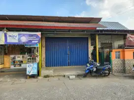 Kios disewakan bulanan untuk tempat usaha.