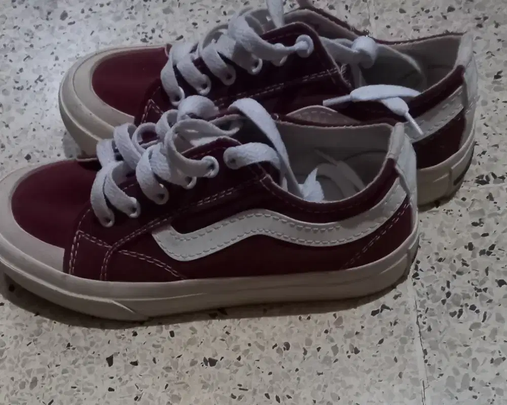 Sepatu kets untuk jalan atau olahraga