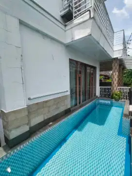 Tukang kolam renang