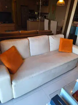 Sofa dan meja ruang tamu