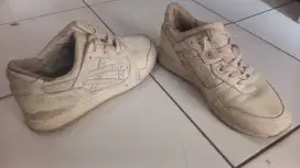 Sepatu casual asics