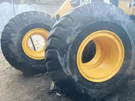 Ban dan velg loader Komatsu ukuran 23.5x25 kanisir