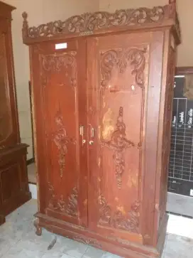 Lemari pakaian jati ukir 2 pintu elegan