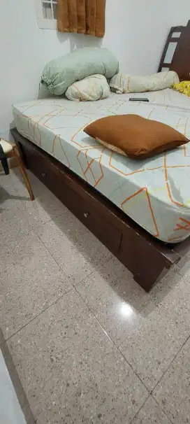 Tempat tidur ukuran 160 + kasur