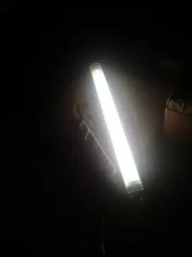 Lampu neon panjang