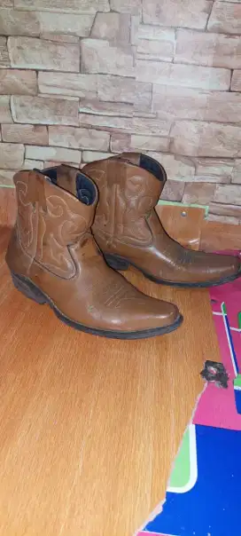 Sepatu boot jenggel