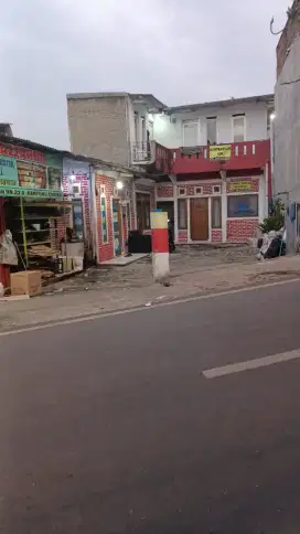 Kamar kontrakan, strategis, jalan utama