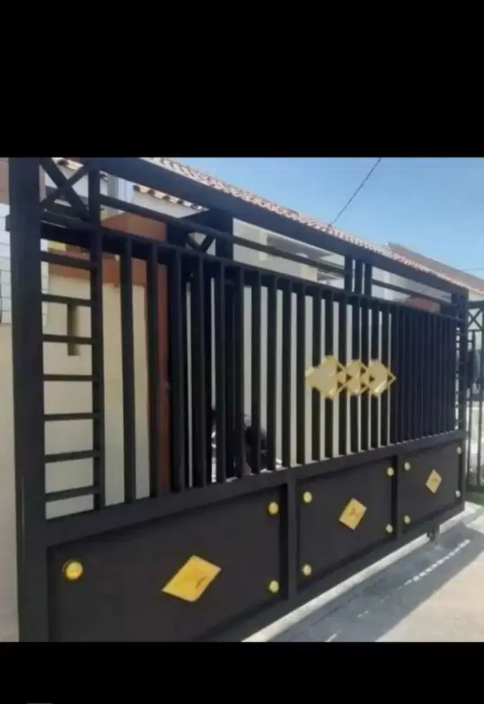 Pagar Minimalis Geser Dengan Hiasan Warna kuning