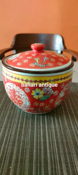 Toples keramik merah