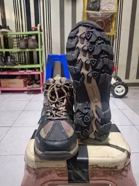 Sepatu gunung...