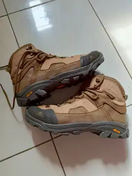 Sepatu gunung Eiger Pollock II