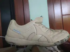 Sepatu futsal jogosala revolt ivory/camo