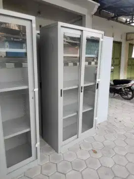 Lemari besi kaca
