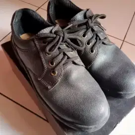 Sepatu satpam ujung besi size 39