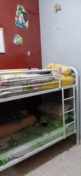 Kasur besi tingkat
