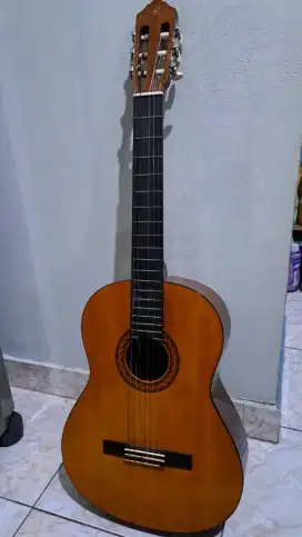 Gitar yamaha warna coklat