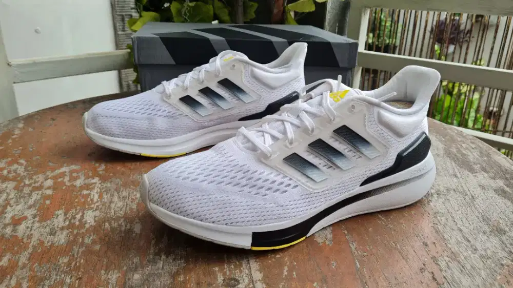 Sepatu running adidas eq21 run original