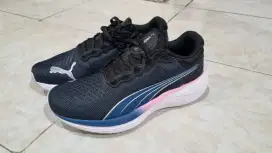 Sepatu lari PUMA Scend Pro Engineered Black Gray - 42