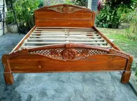 Tempat tidur kayu