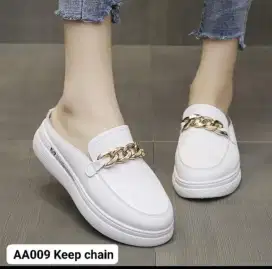 Sepatu kets wanita size 37 model selop warna putih