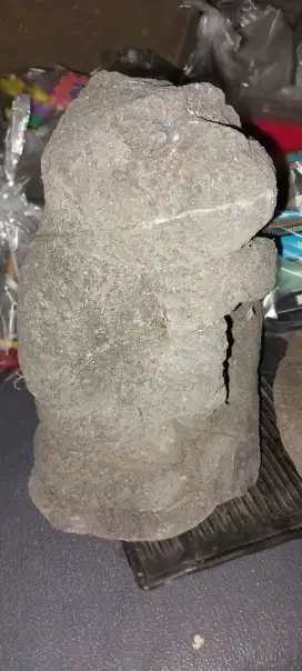 Patung katak dari batu