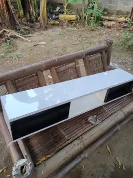 Meja rak tv tempel dinding