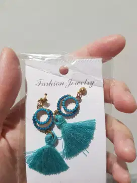 Anting Pesta feather