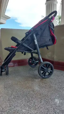 Stroller merek Joie untuk bayi.