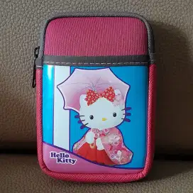 SARUNG PELINDUNG AKSESORIS MOTIF HELLO KITTY (15CM X 10,5CM X 4CM)